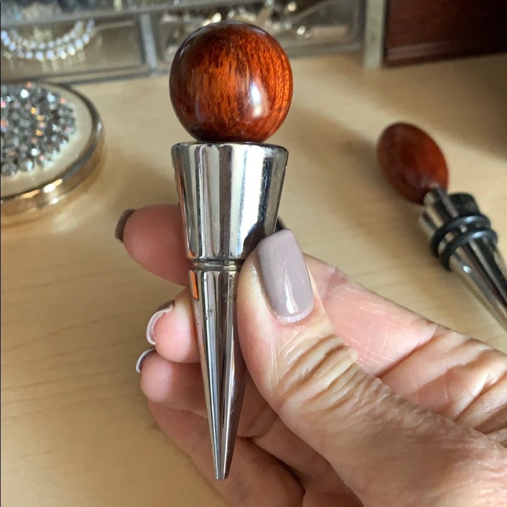 Set of three luxury, wood & silver wine stoppers. - Picture 4 of 4